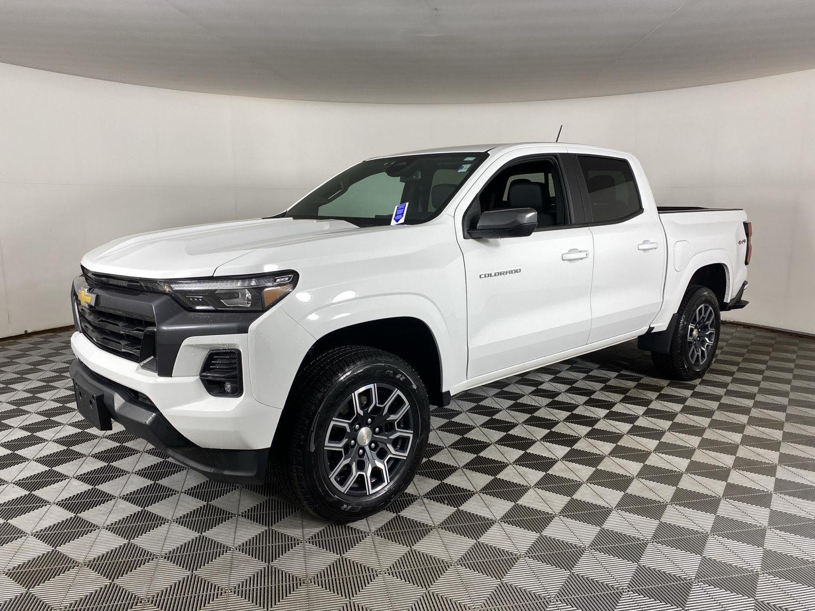 Used 2023 Summit White Chevrolet 4WD LT image 3