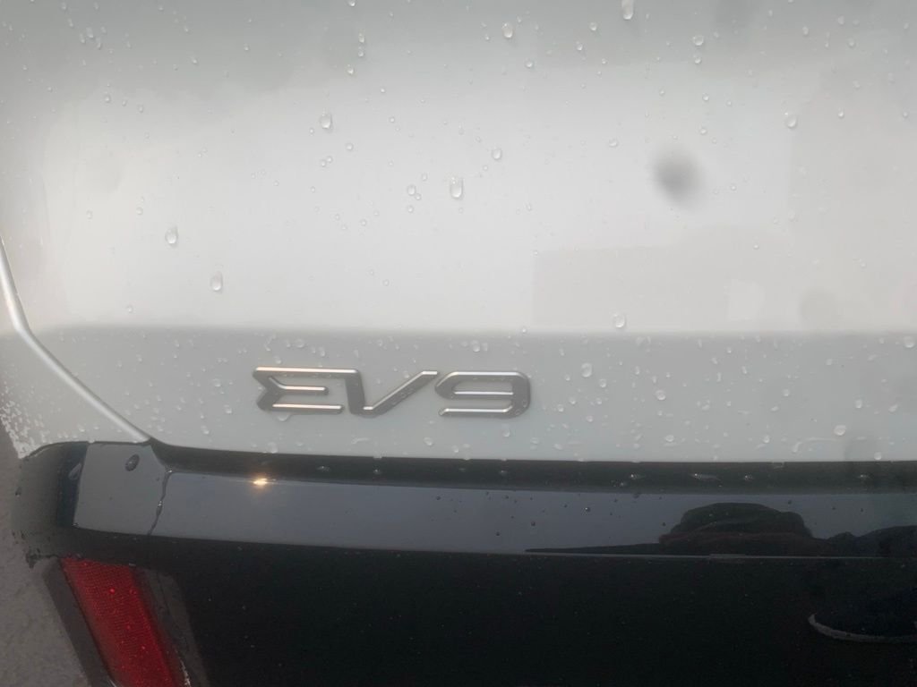 Used 2024 White Kia GT-Line image 7