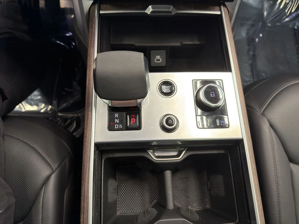 Used 2023 White Land Rover SE image 12