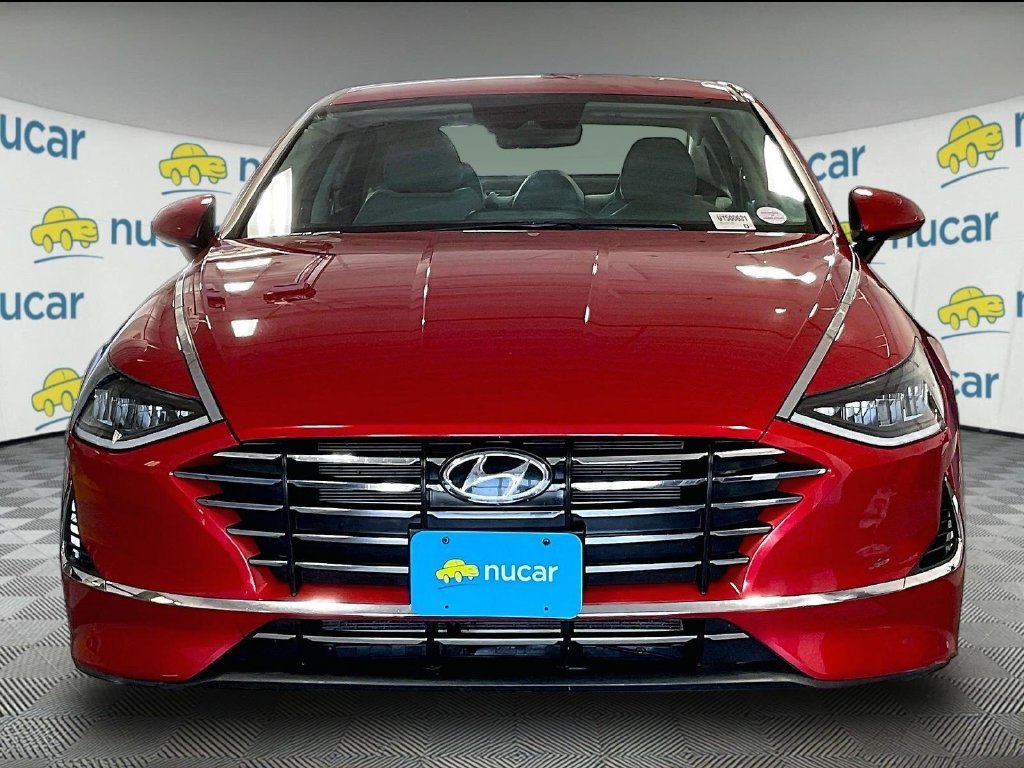 Used 2022 Red Hyundai SE image 2