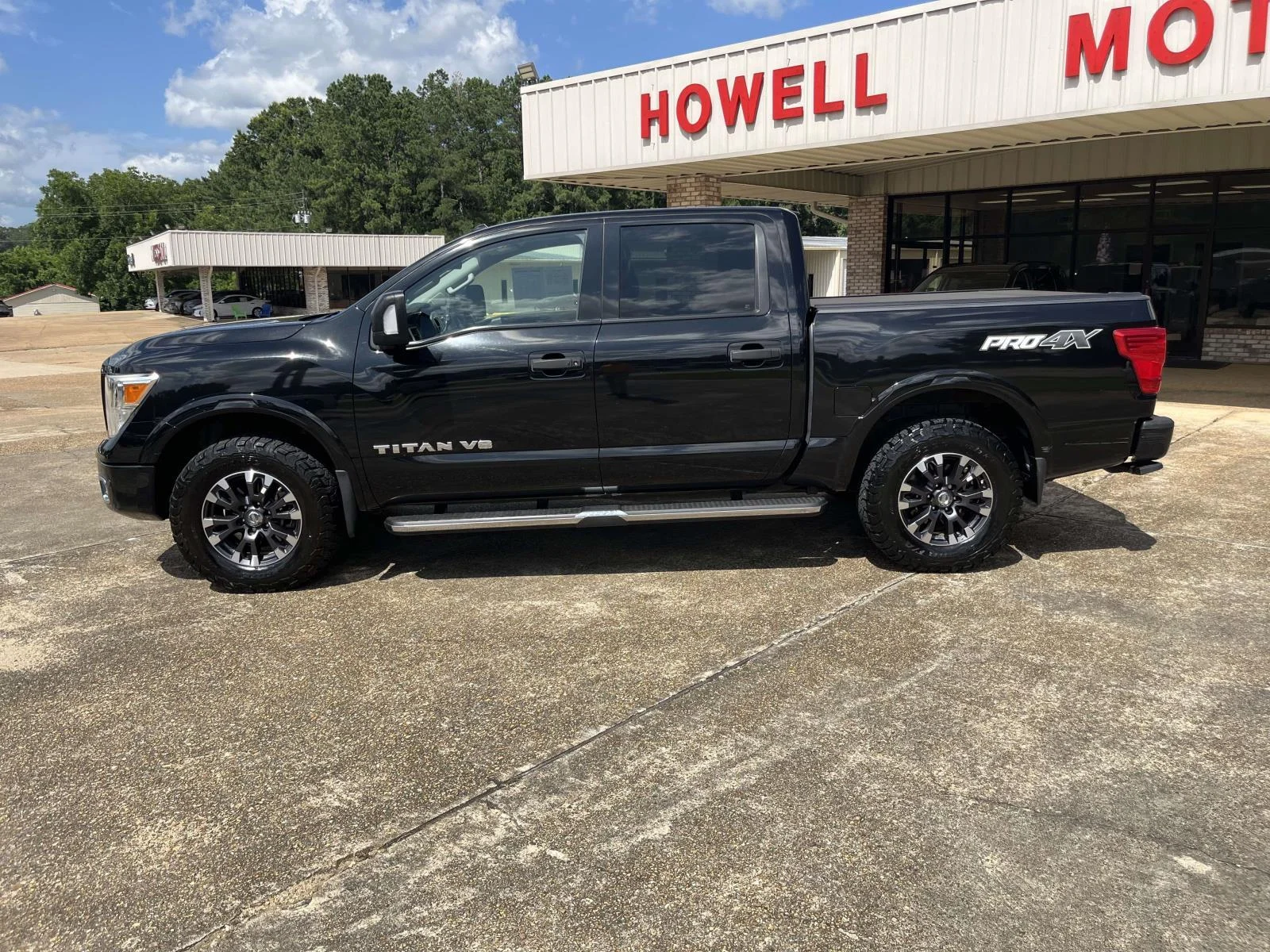 Used 2018 Magnetic Black Nissan 4x4 Crew Cab PRO-4X image 4