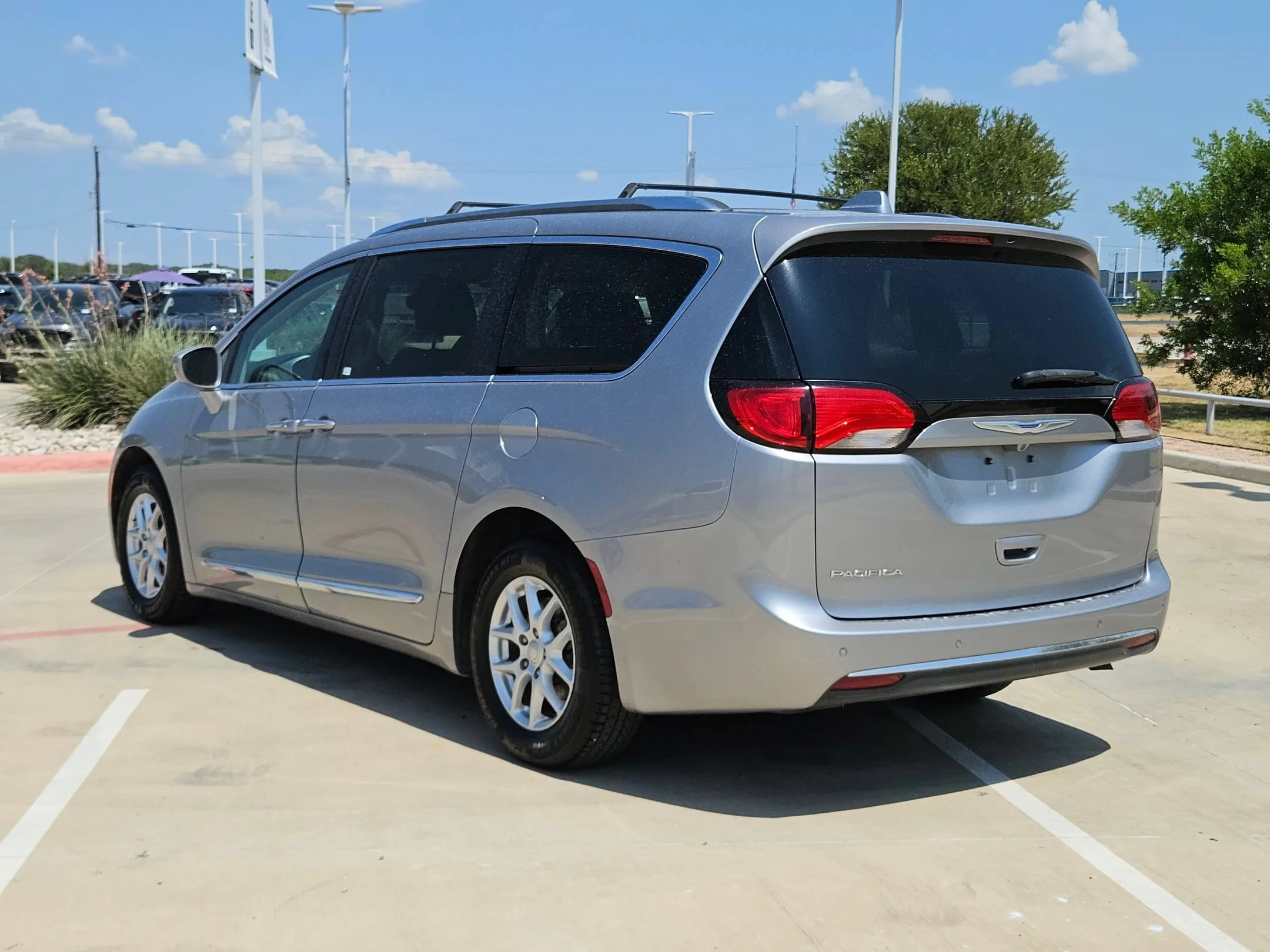 Used 2020 Silver Chrysler Touring L image 5