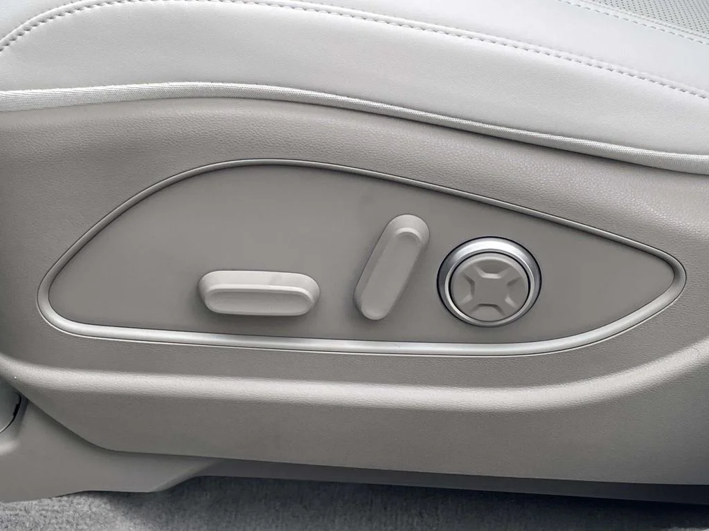 New 2026 White Hyundai SEL Premium image 17