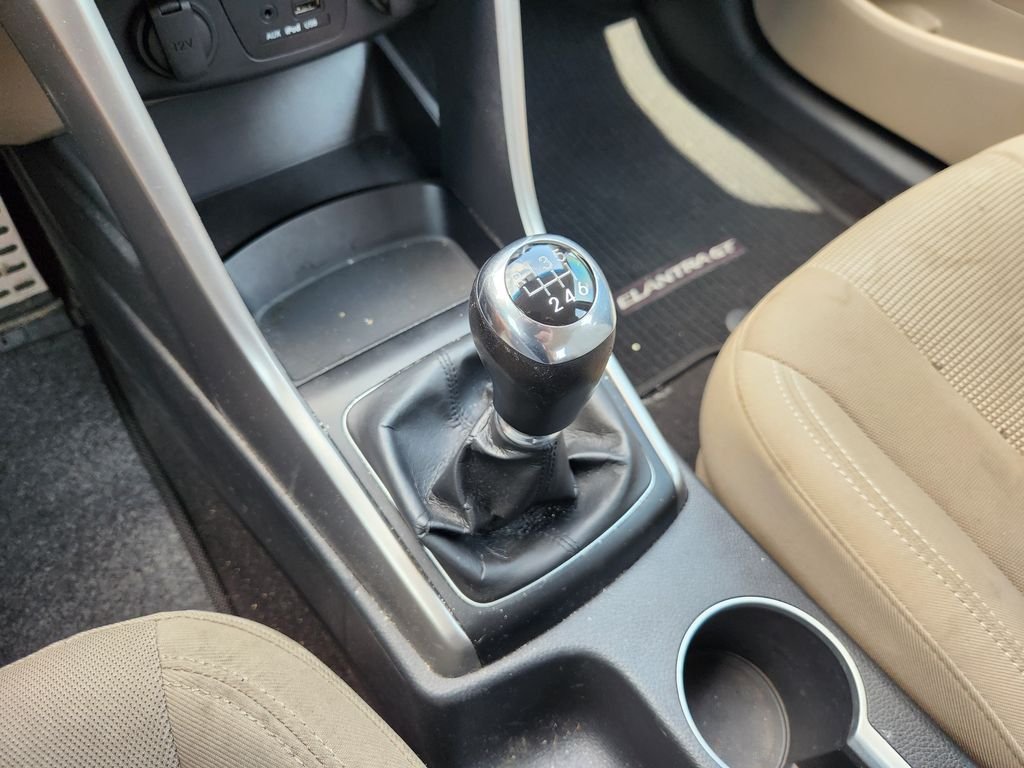 Used 2013 Black Noir Pearl Hyundai Base image 19