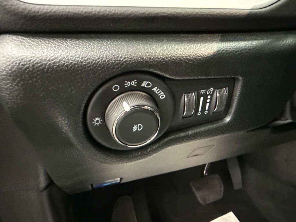 Used 2026 Black Chrysler Select image 25