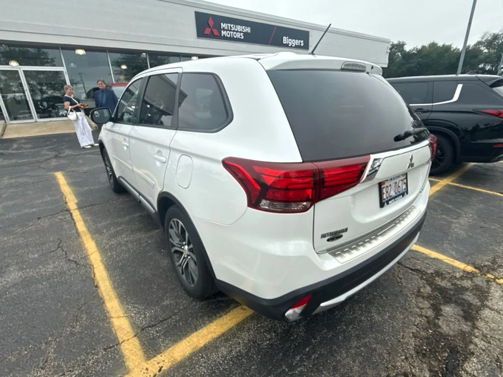 Used 2016  Mitsubishi SE image 2