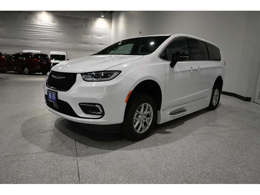 2024 Chrysler Pacifica Touring - Photo 10