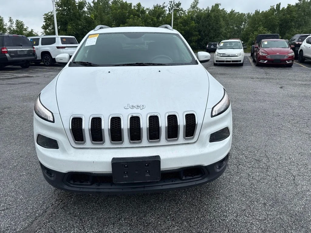 Used 2018 White Jeep Latitude image 2