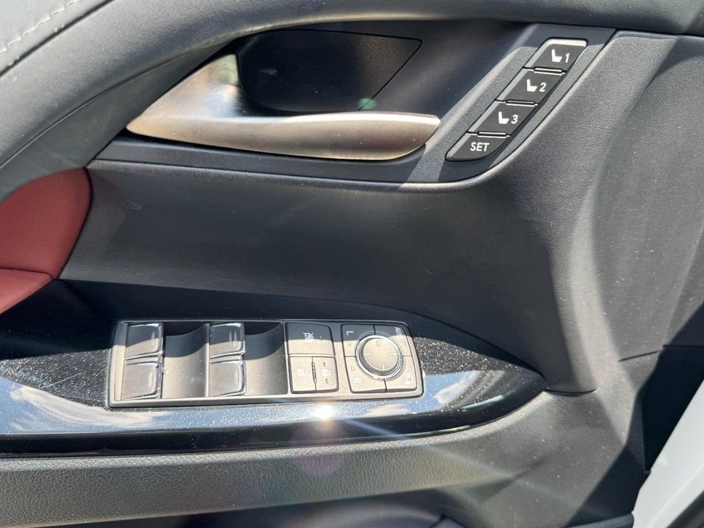 Used 2019 White Lexus 570 image 21