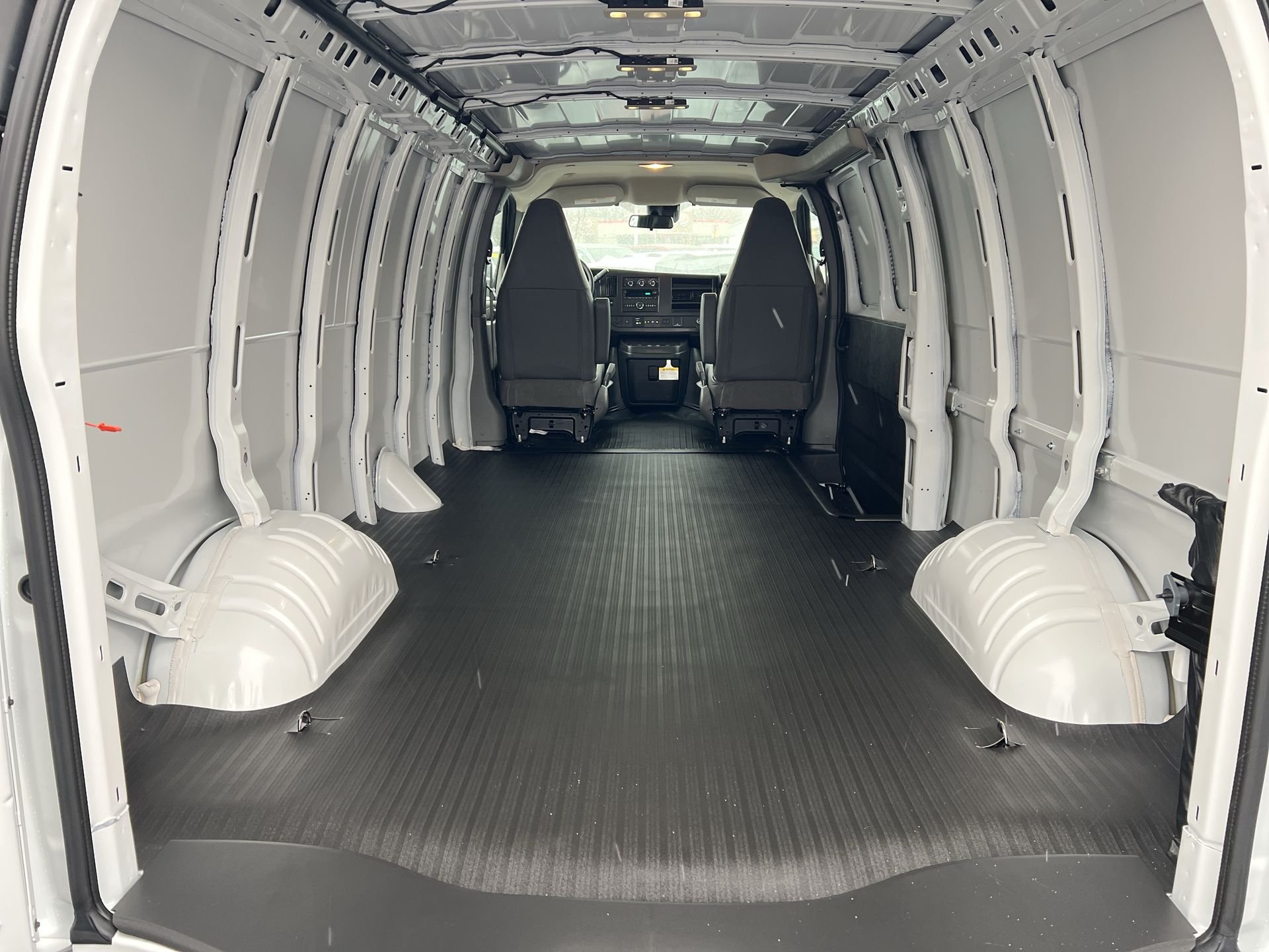 2025 Chevrolet Express Cargo Work Van - Photo 6