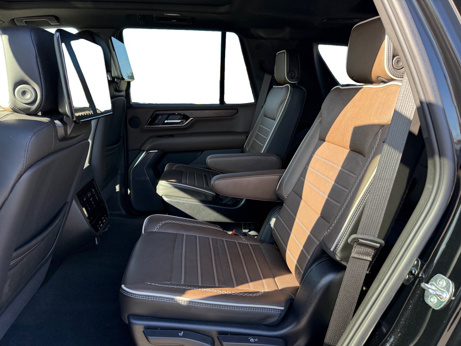 2025 GMC Yukon Denali Ultimate - Photo 16