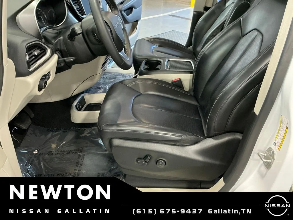 Used 2023 Bright White Clearcoat Chrysler Touring L image 11
