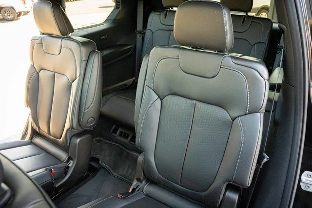 New 2025 Diamond Black Crystal Pearl-Coat Exterior Paint Jeep Limited image 29