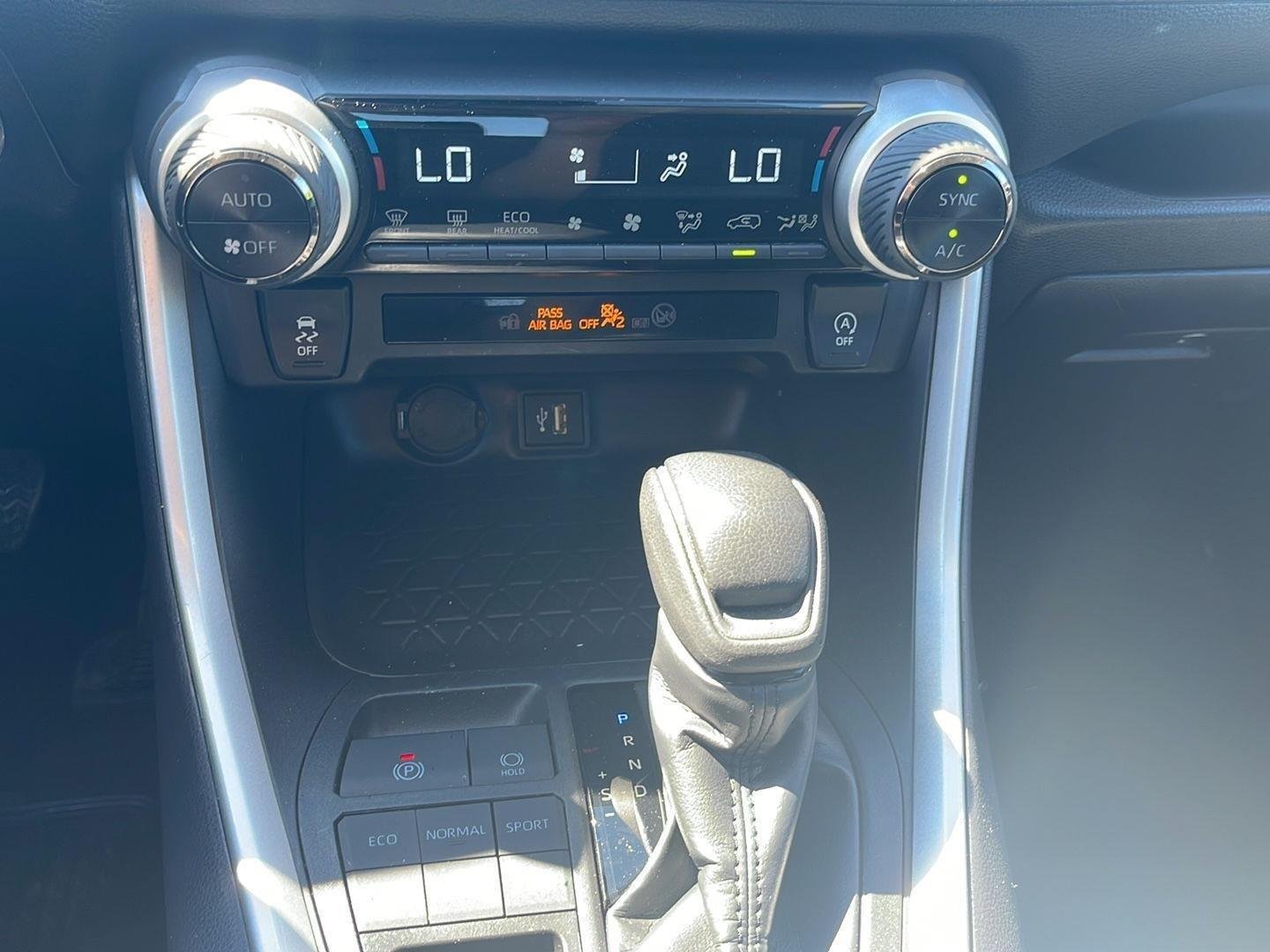 2025 Toyota RAV4 XLE - Photo 26