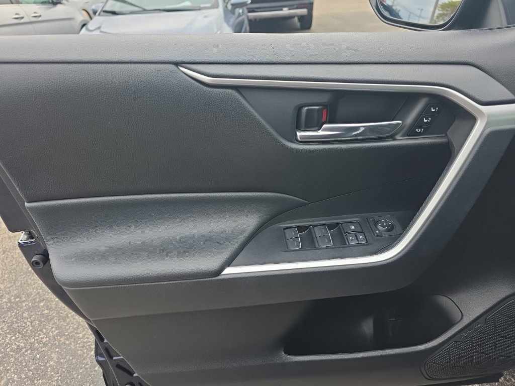 Used 2022  Toyota XLE Premium image 15