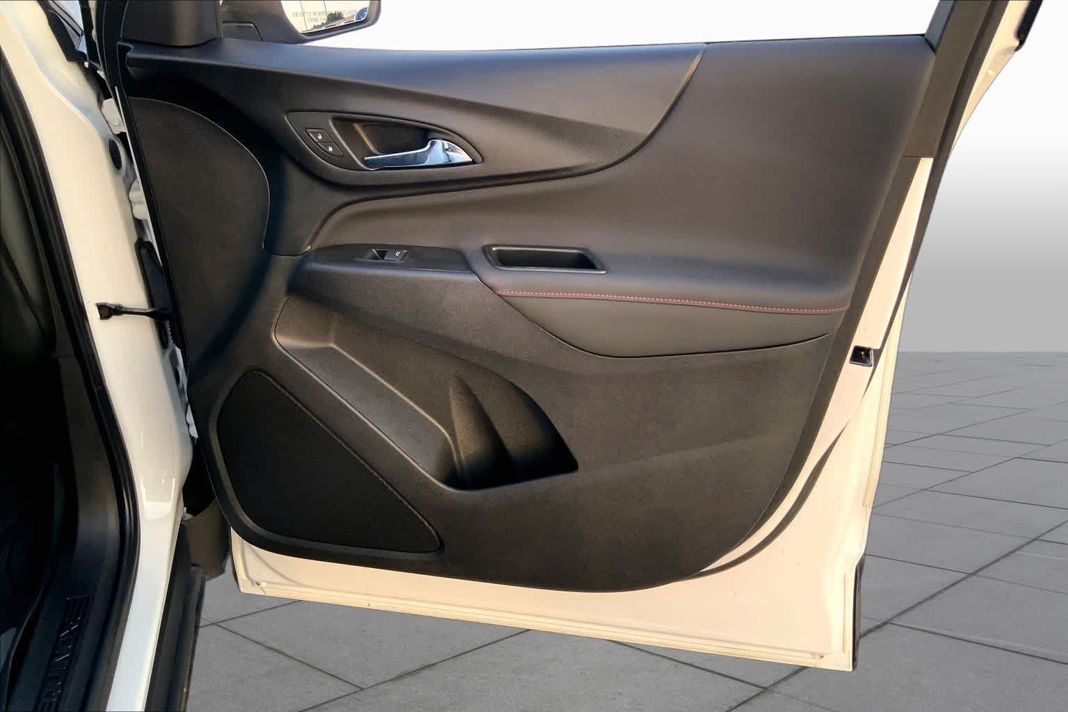 Used 2022 Summit White Chevrolet RS image 21