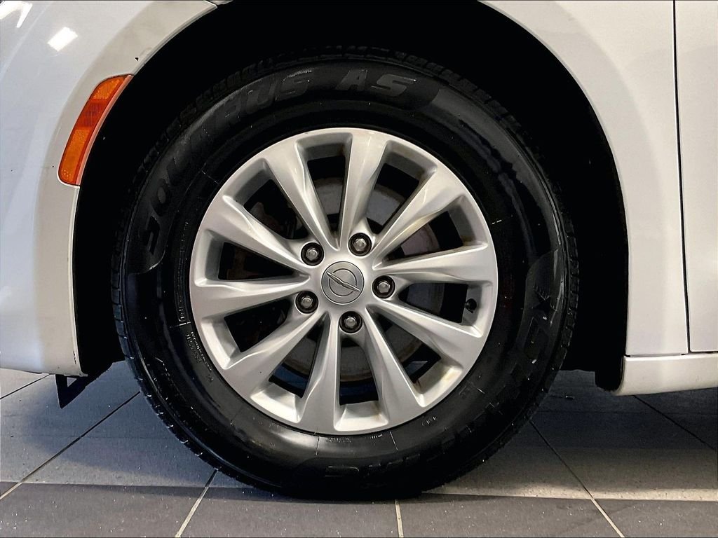 Used 2018 White Chrysler Touring L image 7