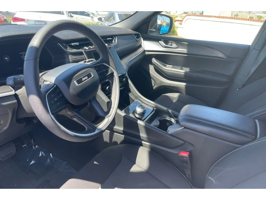 Used 2024 BRIGHT WHITE CLEARCOAT Jeep Laredo image 10