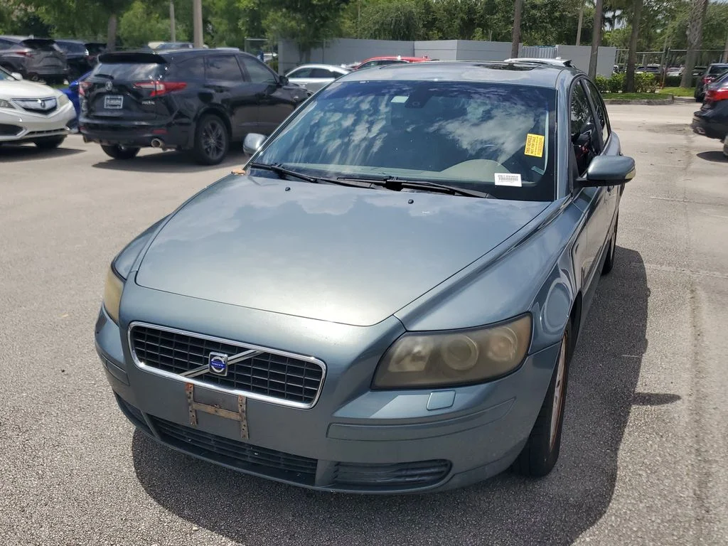 Used 2004 Green Volvo 2.4i image 2