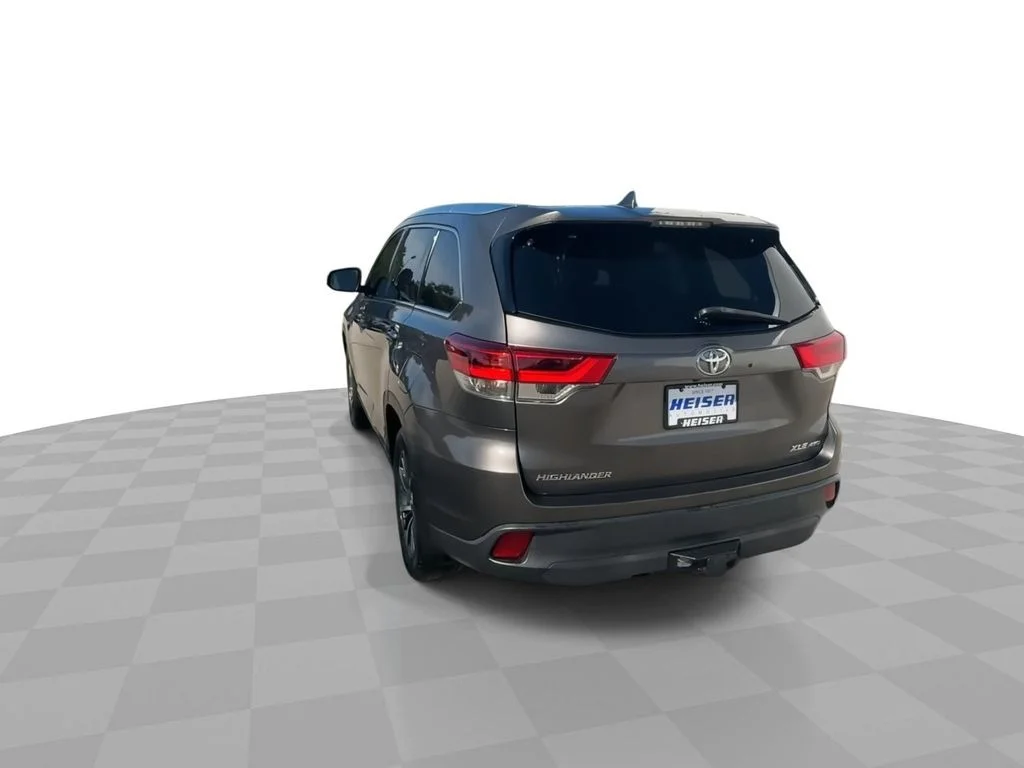Used 2018  Toyota SE image 7
