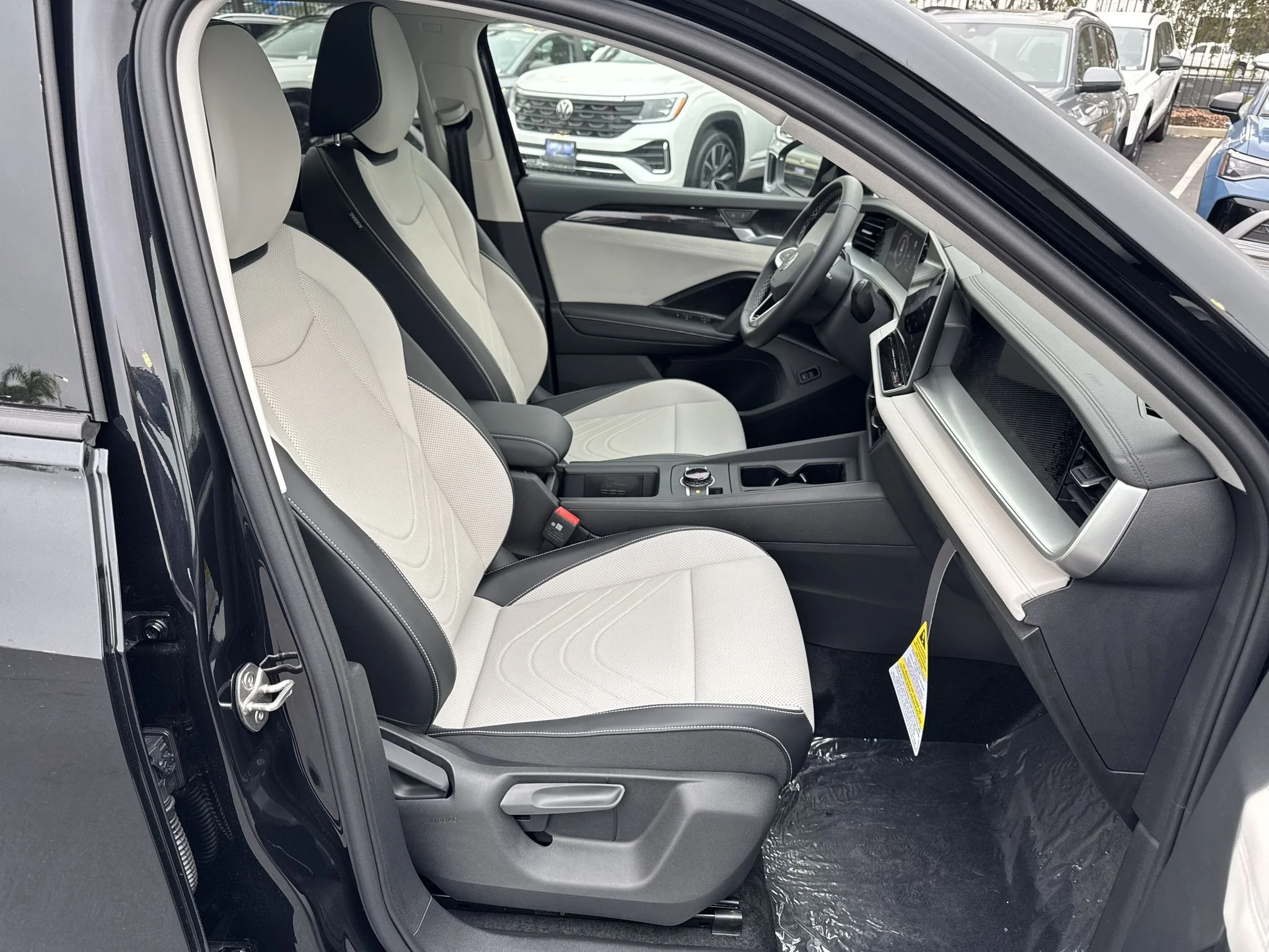 New 2026 Deep Black Pearl Volkswagen SE image 19