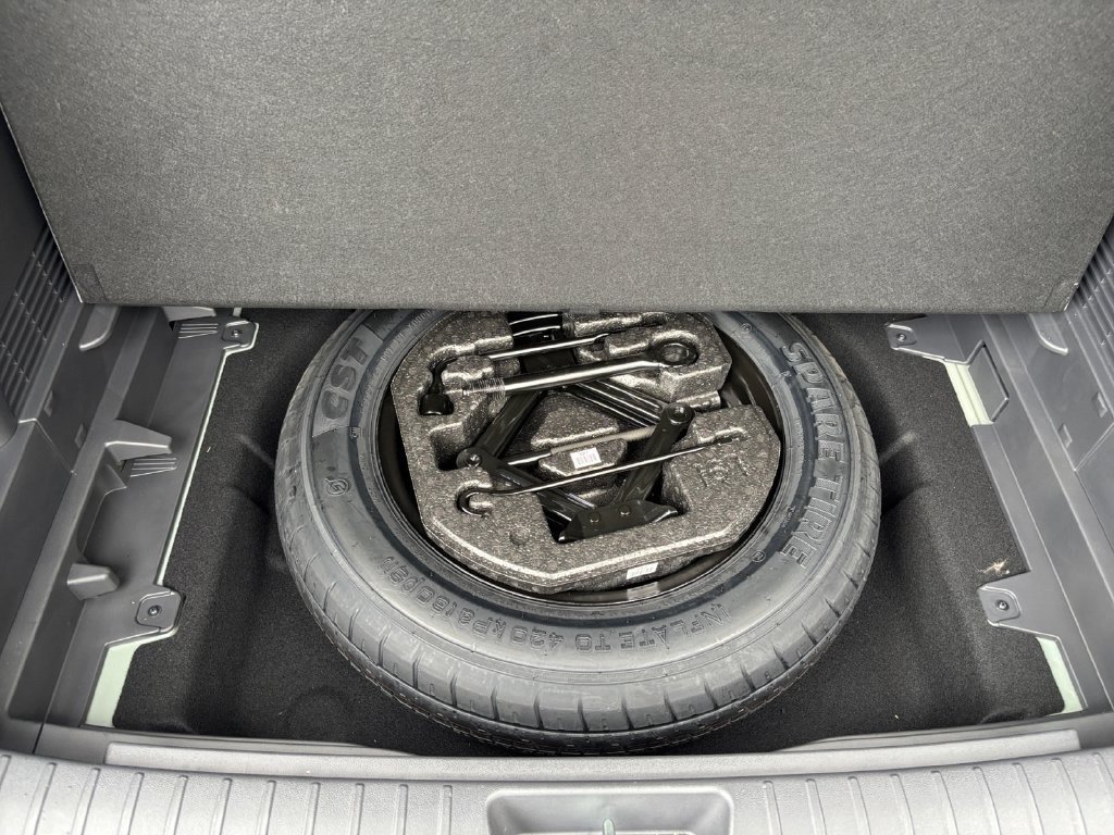 Used 2025 Green Hyundai SEL Convenience image 37