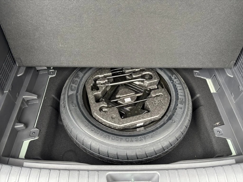 Used 2025 Green Hyundai SEL Convenience image 37