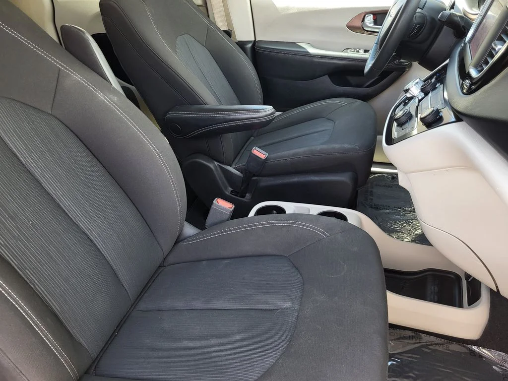 Used 2023 White Chrysler LX image 11