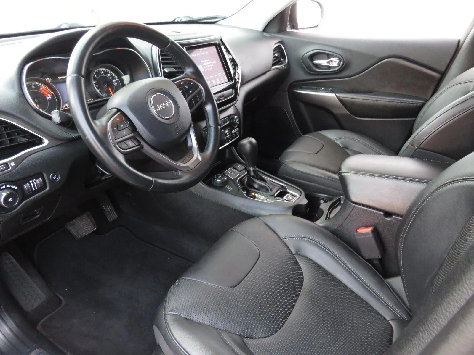 Used 2019 Diamond Black Cry Jeep Limited image 23