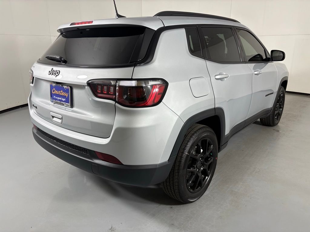 New 2026 Silver Zynith Metallic Clearcoat Jeep Latitude image 8