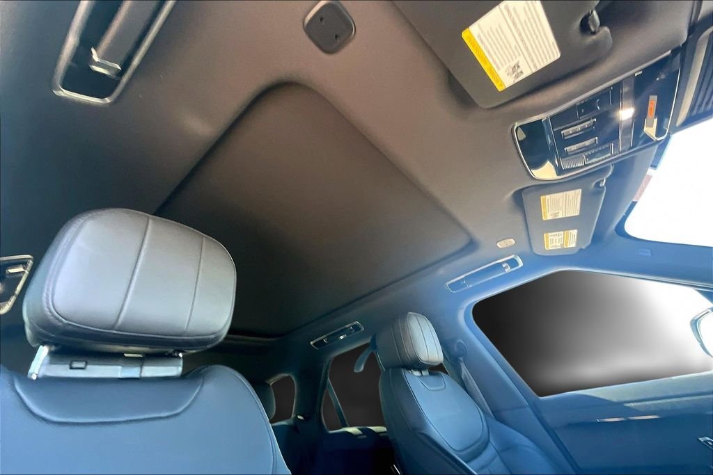 Used 2023 White Land Rover SE Dynamic image 17