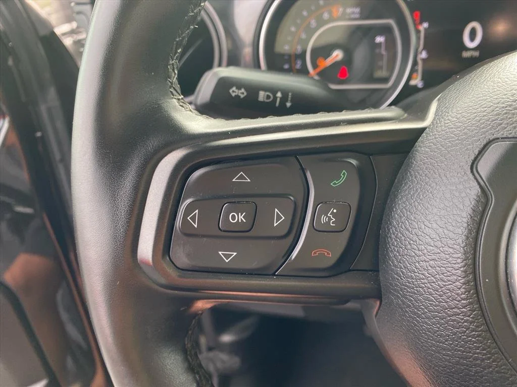 Used 2022 Black Clearcoat Jeep Altitude image 19