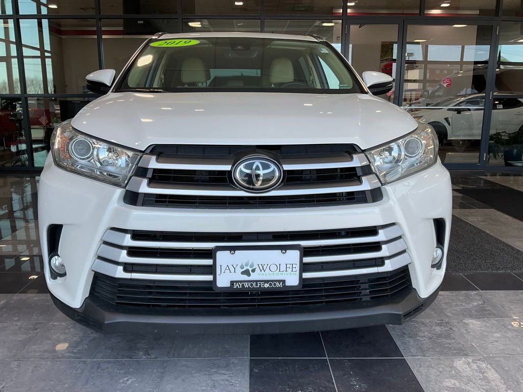 Used 2019 Toyota Highlander XLE with VIN 5TDJZRFH4KS601634 for sale in Kansas City