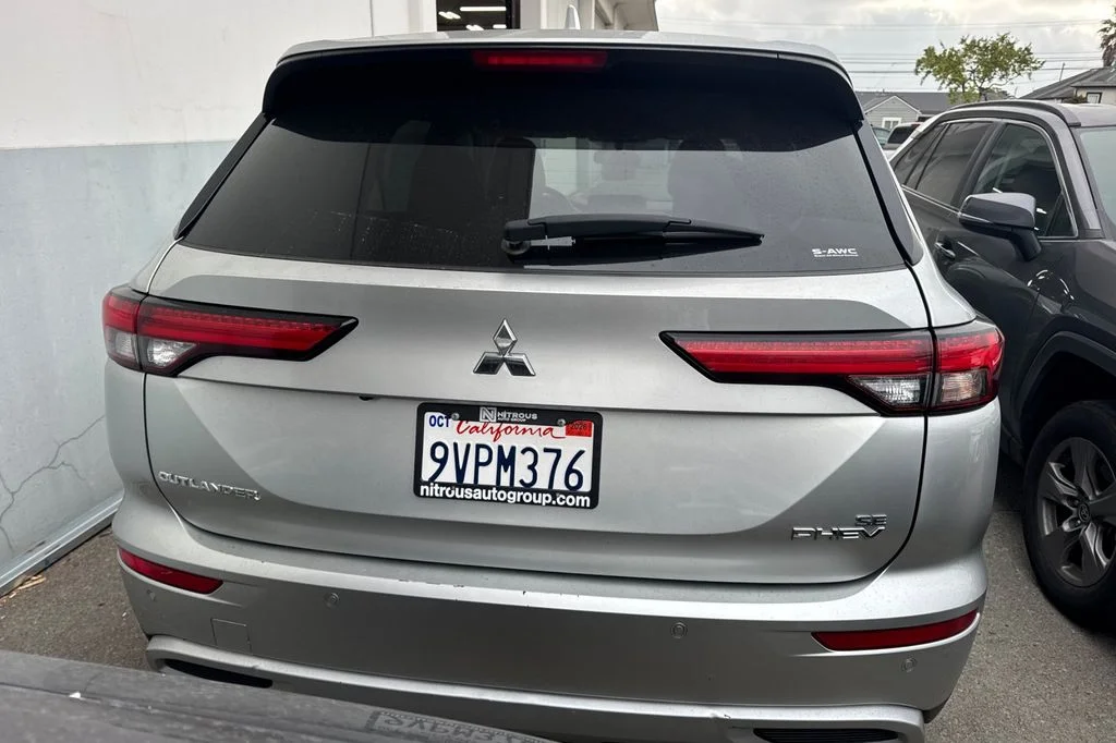 Used 2023 Silver Mitsubishi SE image 6