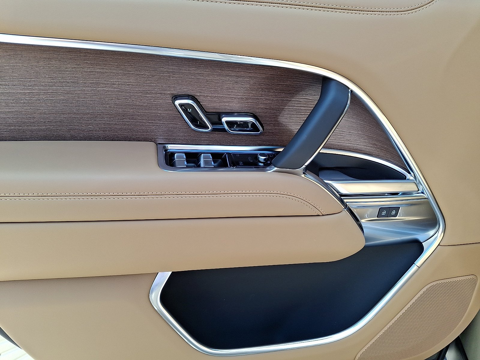 New 2026 Batumi Gold Land Rover P400 SE 7 Seat image 10