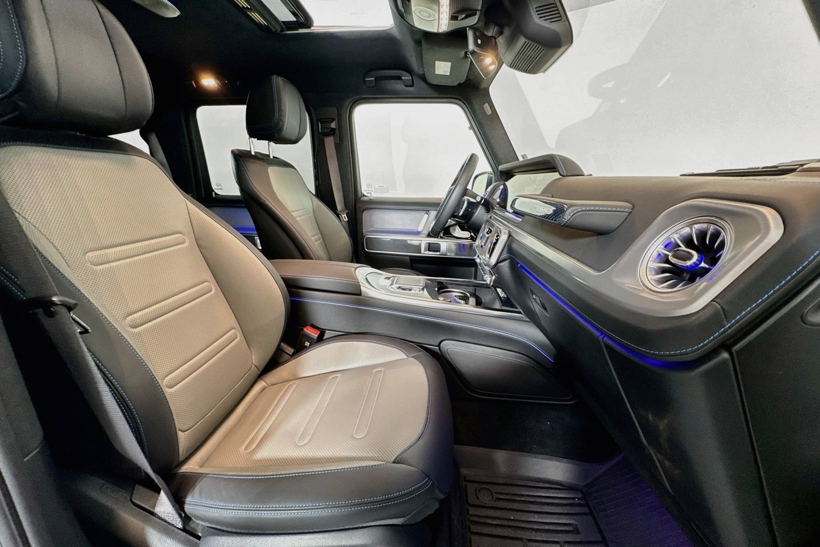 Used 2025 Manufaktur Moonlight White Magno Mercedes-Benz G 580e image 27