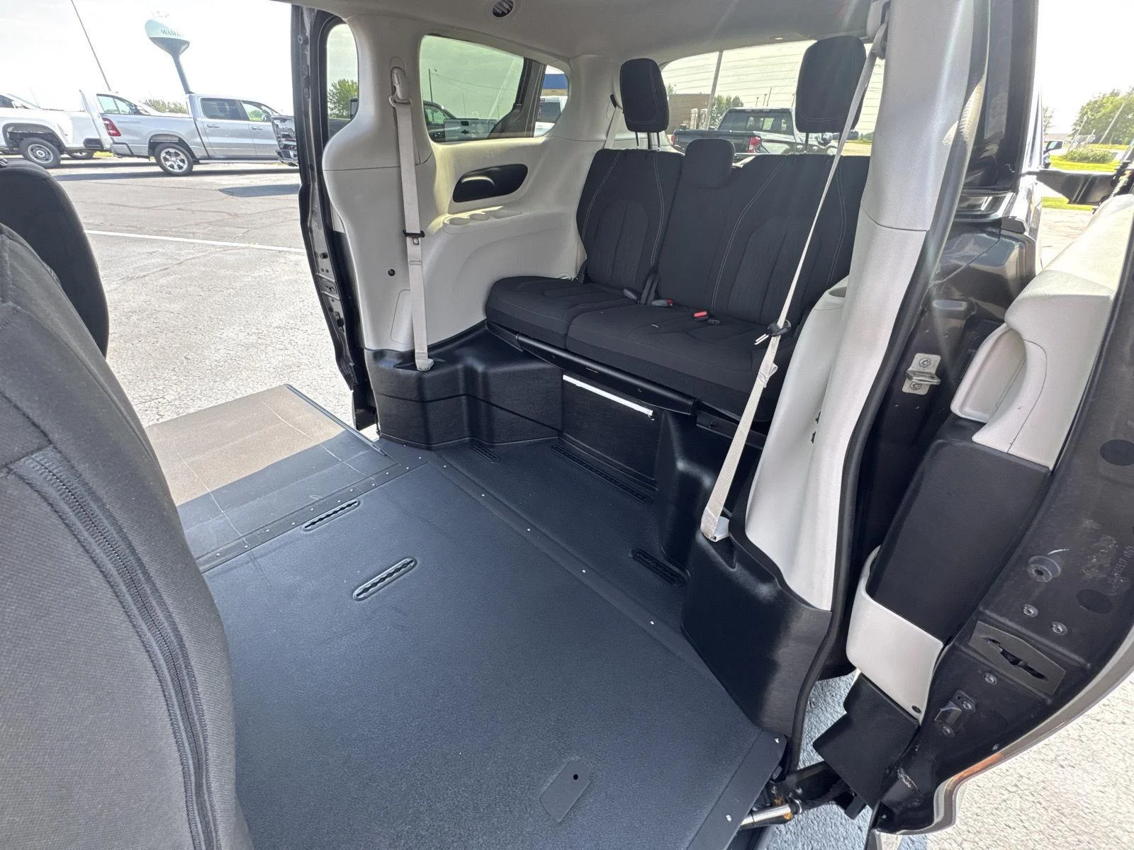Used 2022 Granite Crystal M Chrysler LX image 9