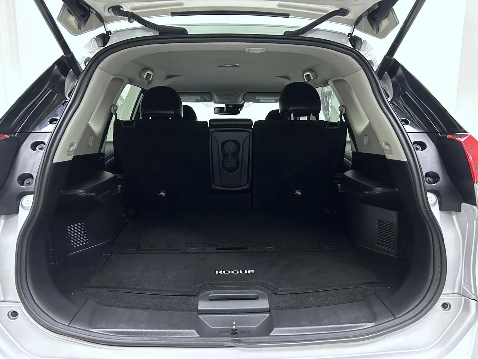 Used 2018 Silver Nissan SL image 21