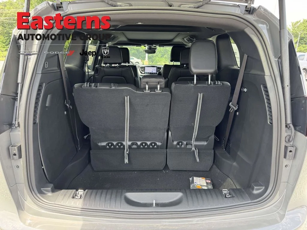 2025 Chrysler Pacifica Select - Photo 11