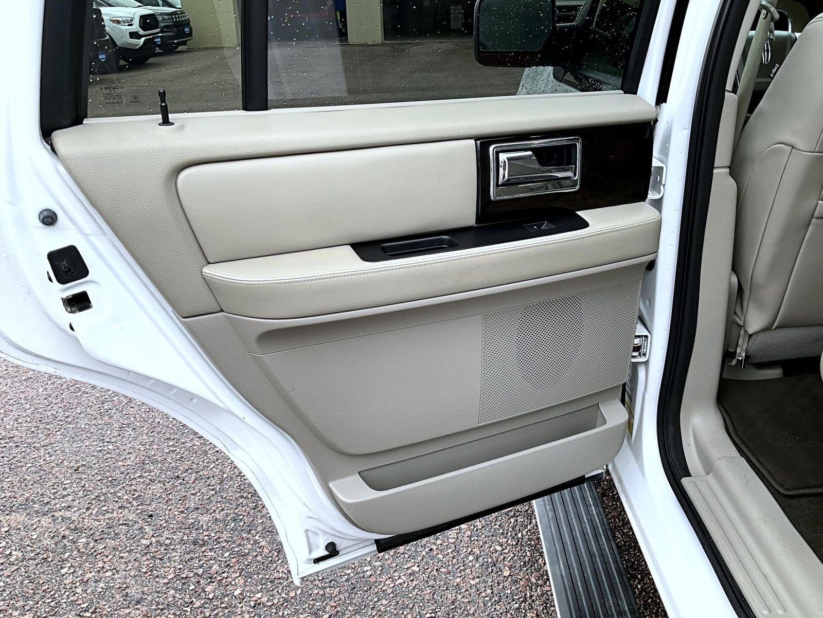 Used 2016 White Lincoln Select image 22