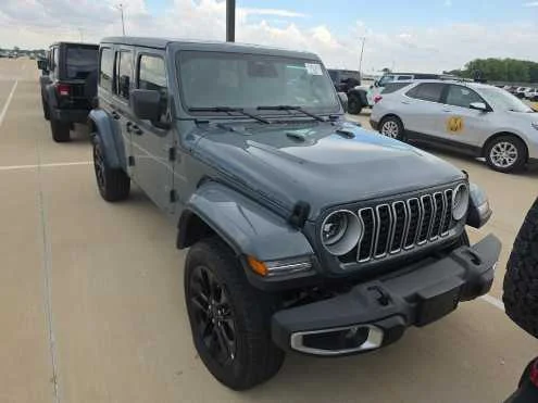 Used 2025 Anvil Clearcoat Jeep Sahara image 3
