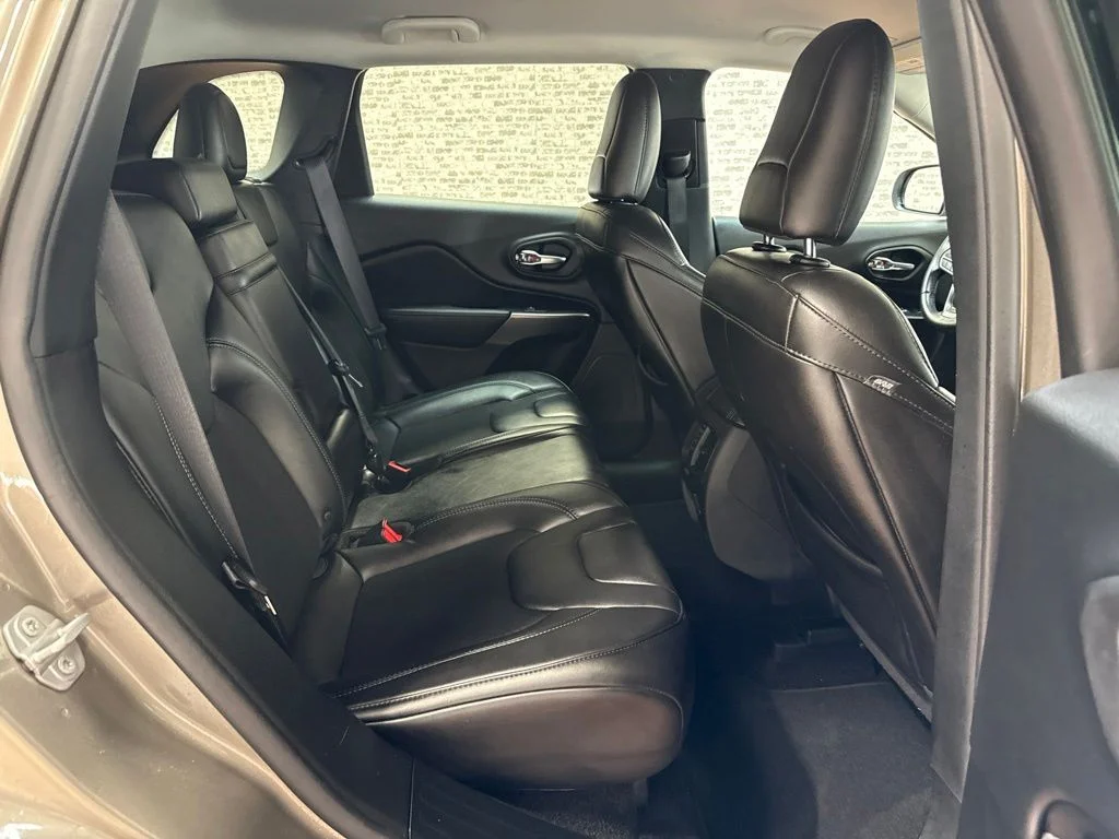 Used 2019 Light Brownstone Pearlcoat Jeep Latitude Plus image 12