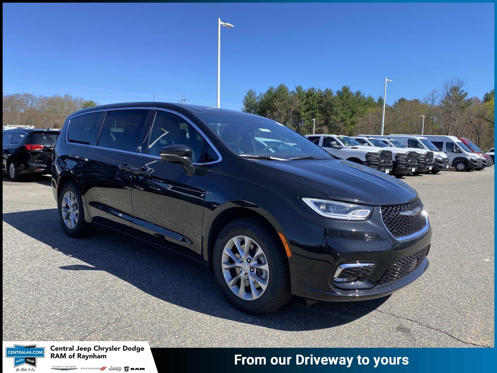 2026 Chrysler Pacifica Select AWD's photo