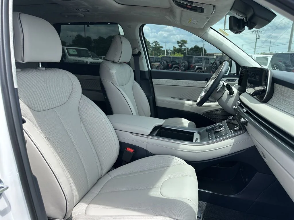 Used 2025 White Hyundai Calligraphy image 27
