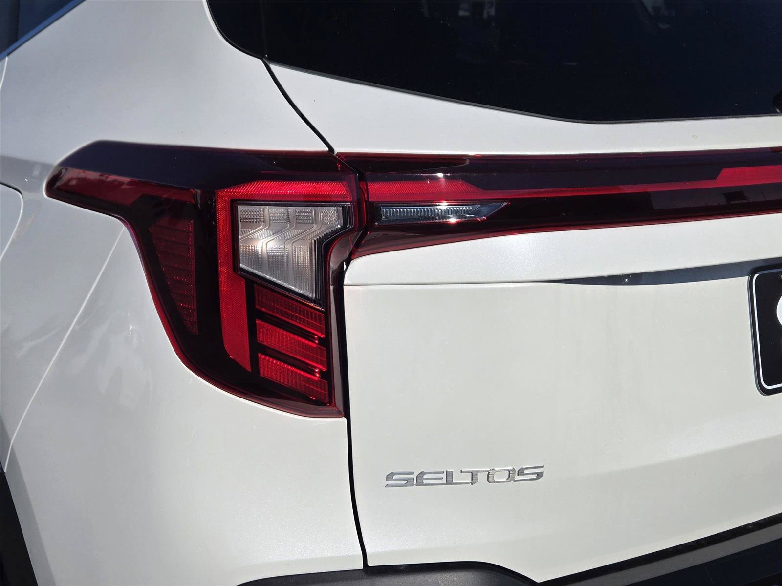 New 2026 Snow White Pearl Kia EX image 10