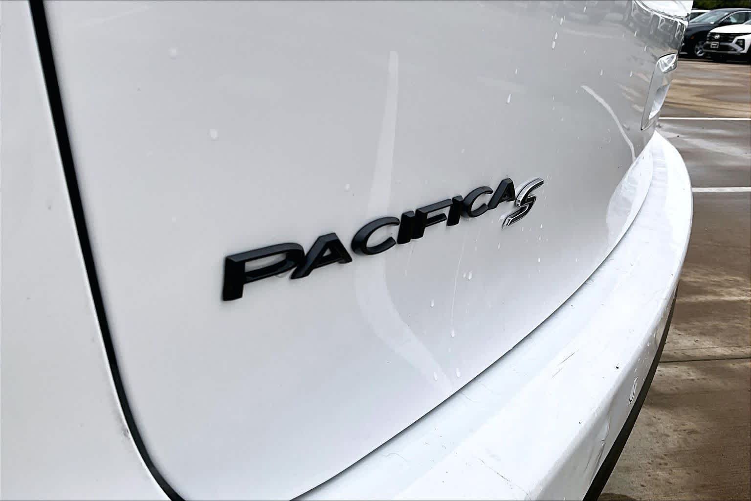 Used 2025 Bright White Clearcoat Chrysler Limited image 31