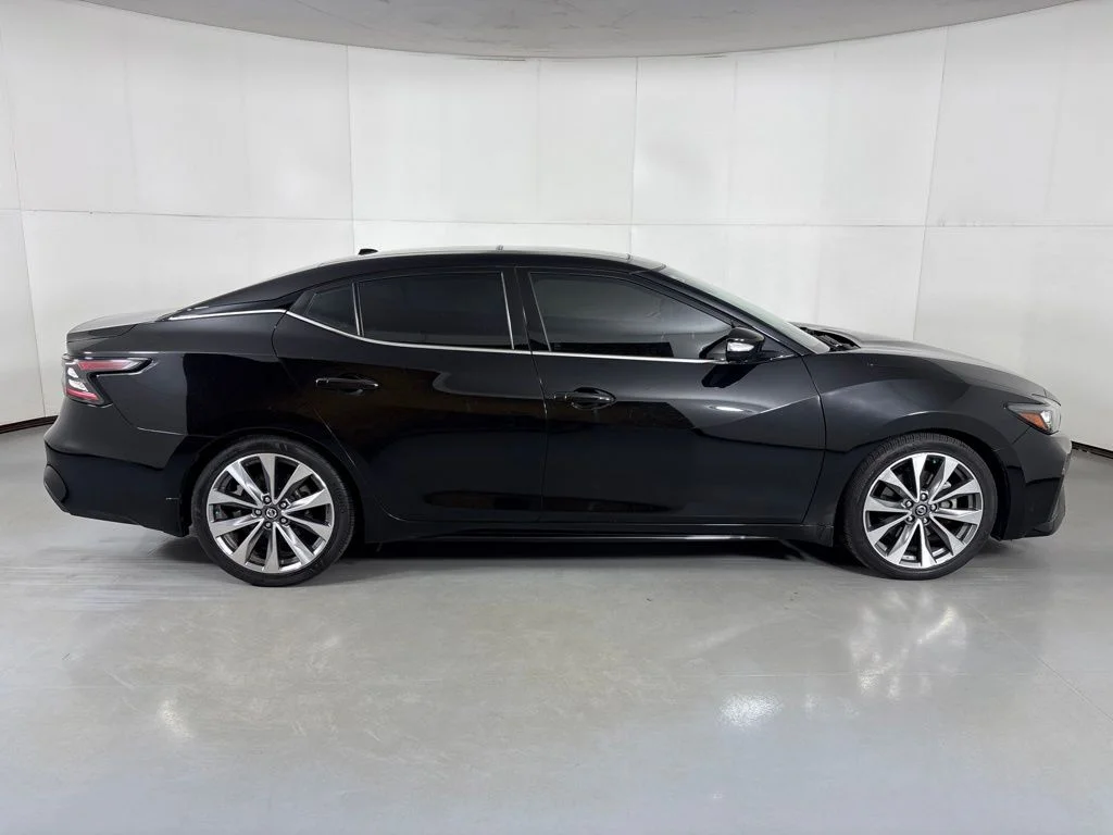 Used 2020 Black Nissan Platinum image 9