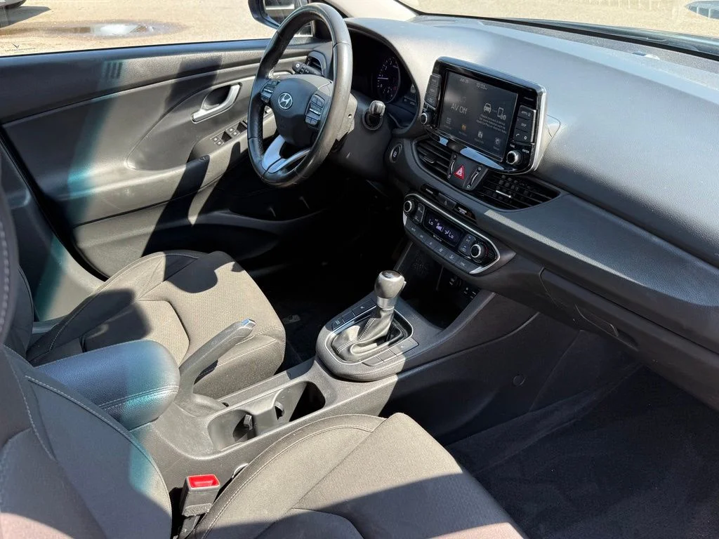 Used 2018 White Hyundai Base image 24