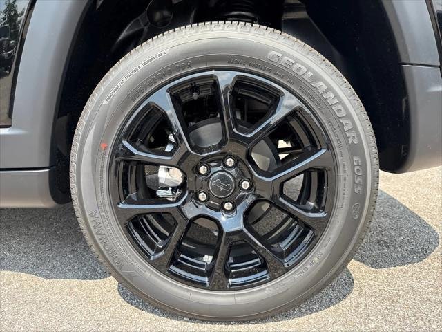 New 2026 Diamond Black Crystal Pearl-Coat Exterior Paint Jeep Latitude image 30