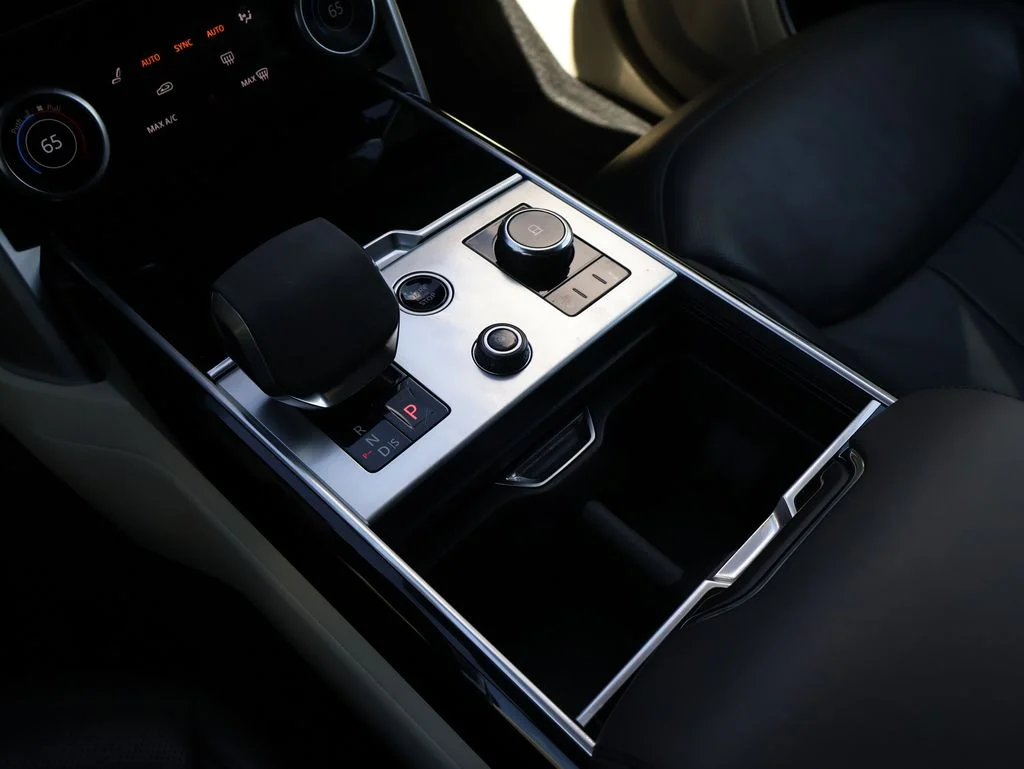Used 2023  Land Rover SE image 28